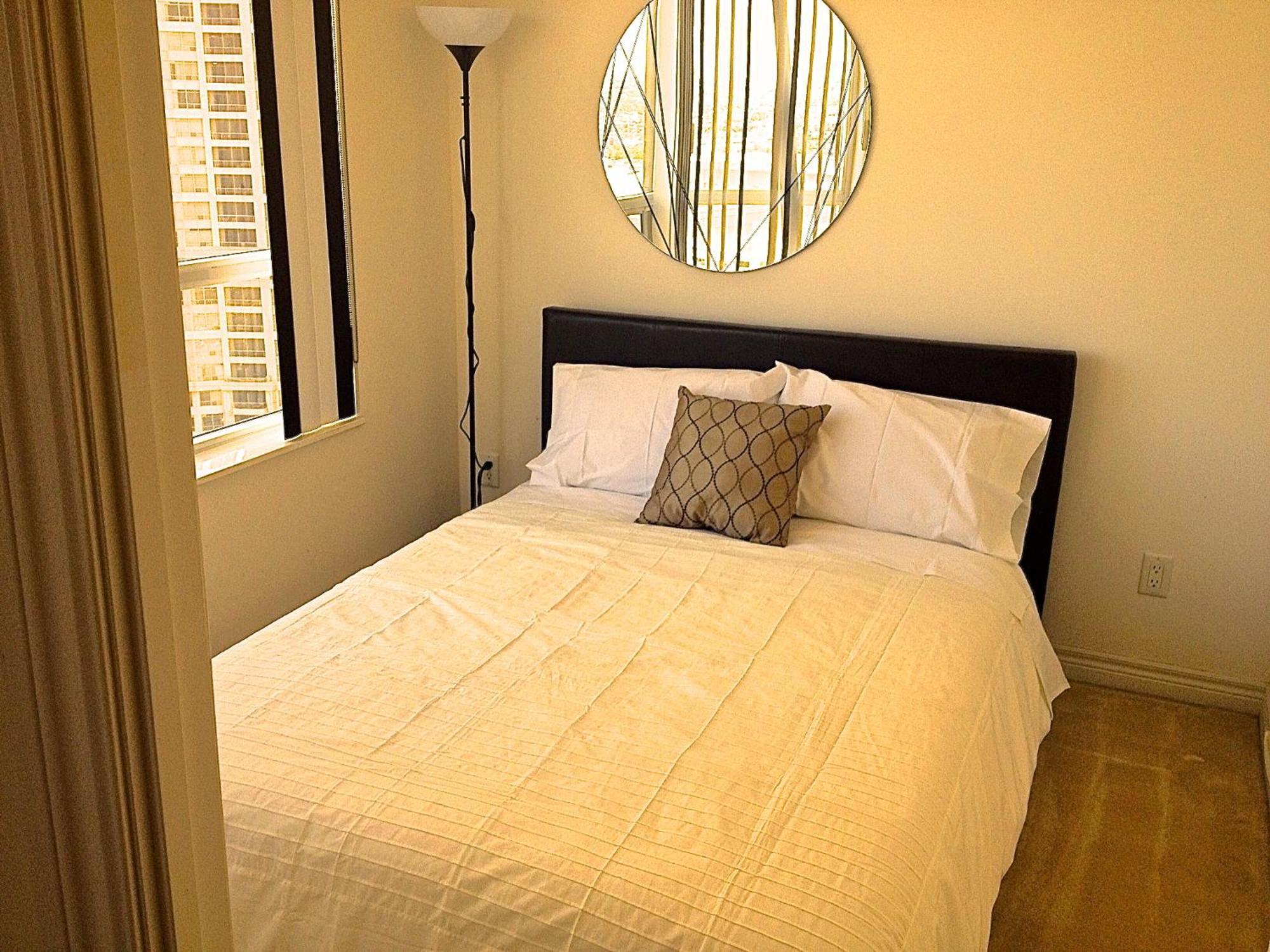 Royal Stays Furnished Apartments - Square One Mississauga Chambre photo