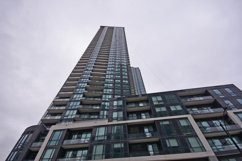 Royal Stays Furnished Apartments - Square One Mississauga Extérieur photo