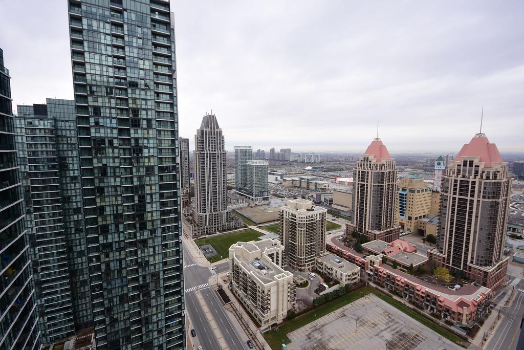 Royal Stays Furnished Apartments - Square One Mississauga Extérieur photo