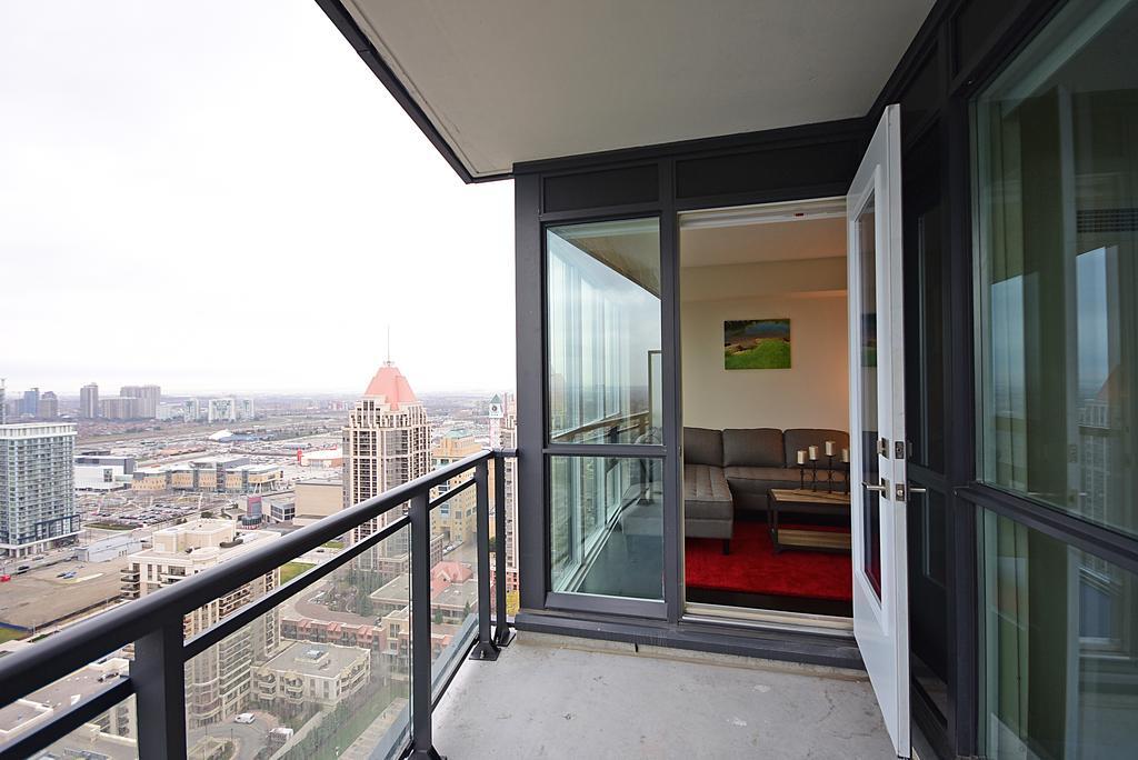 Royal Stays Furnished Apartments - Square One Mississauga Extérieur photo