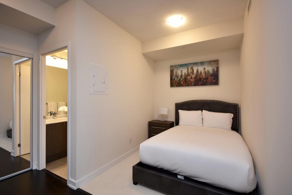 Royal Stays Furnished Apartments - Square One Mississauga Extérieur photo