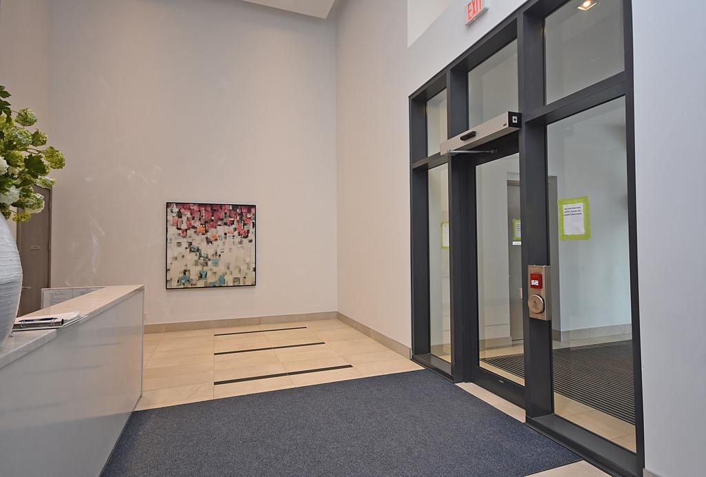 Royal Stays Furnished Apartments - Square One Mississauga Extérieur photo